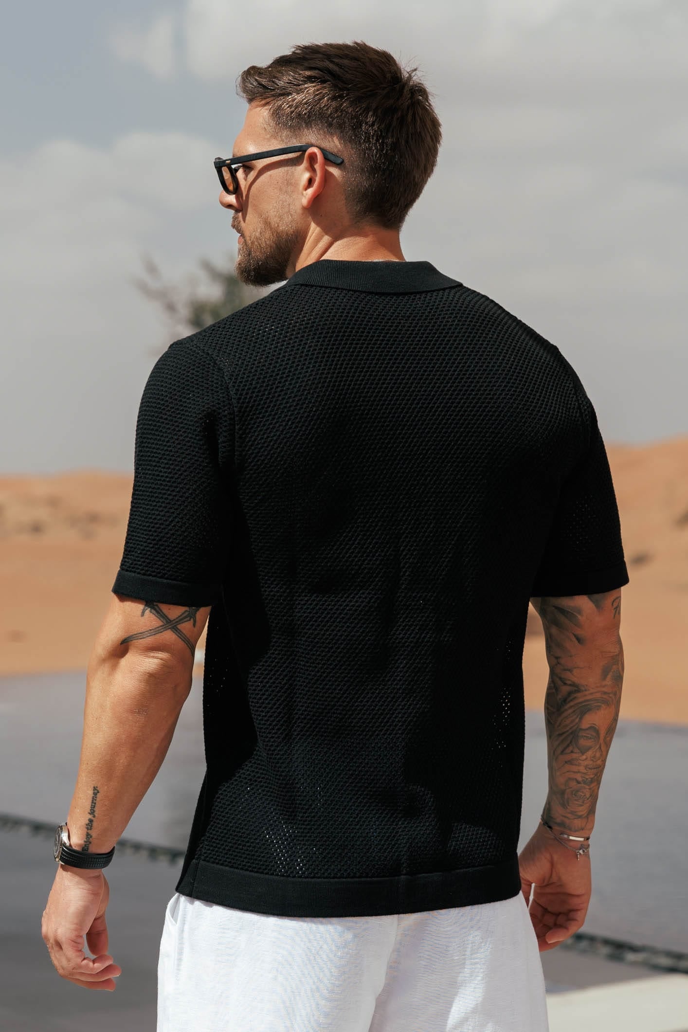 CAMISETA  - NEGRA
